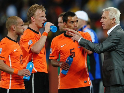 Что пьют футболисты во время матча: вода, изотоник, витамины и добавки